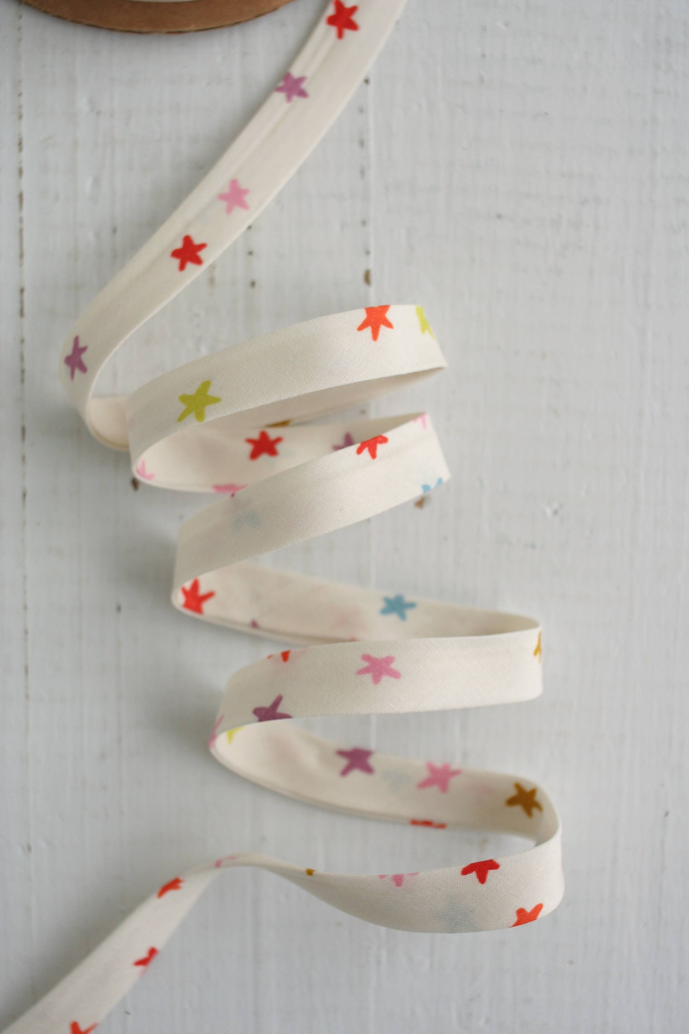 1/2" Double Fold Bias Binding - Starry Multi Ruby Star