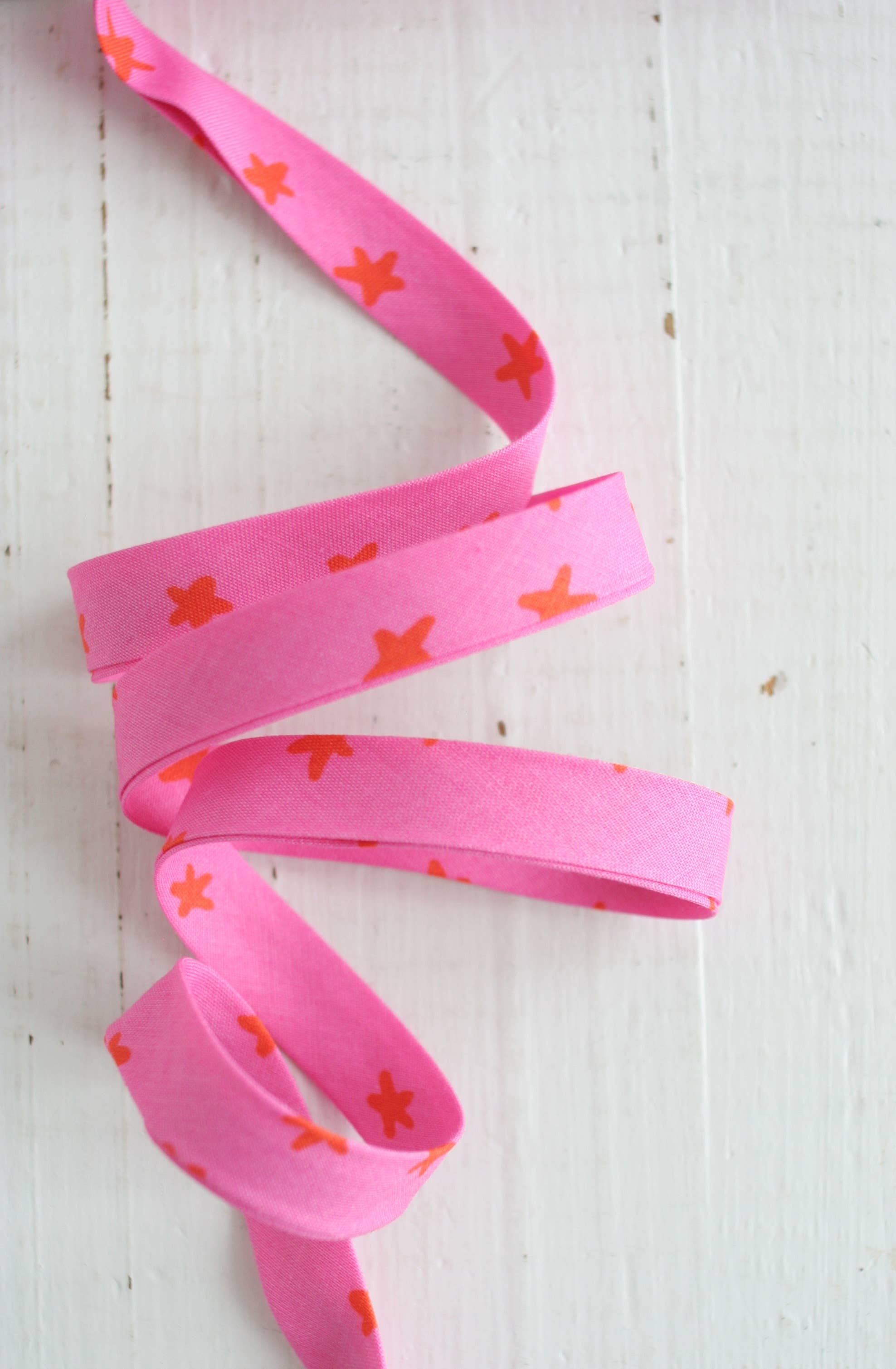 1/2" Double Fold Bias Binding - Starry Vivid Pink Ruby Star