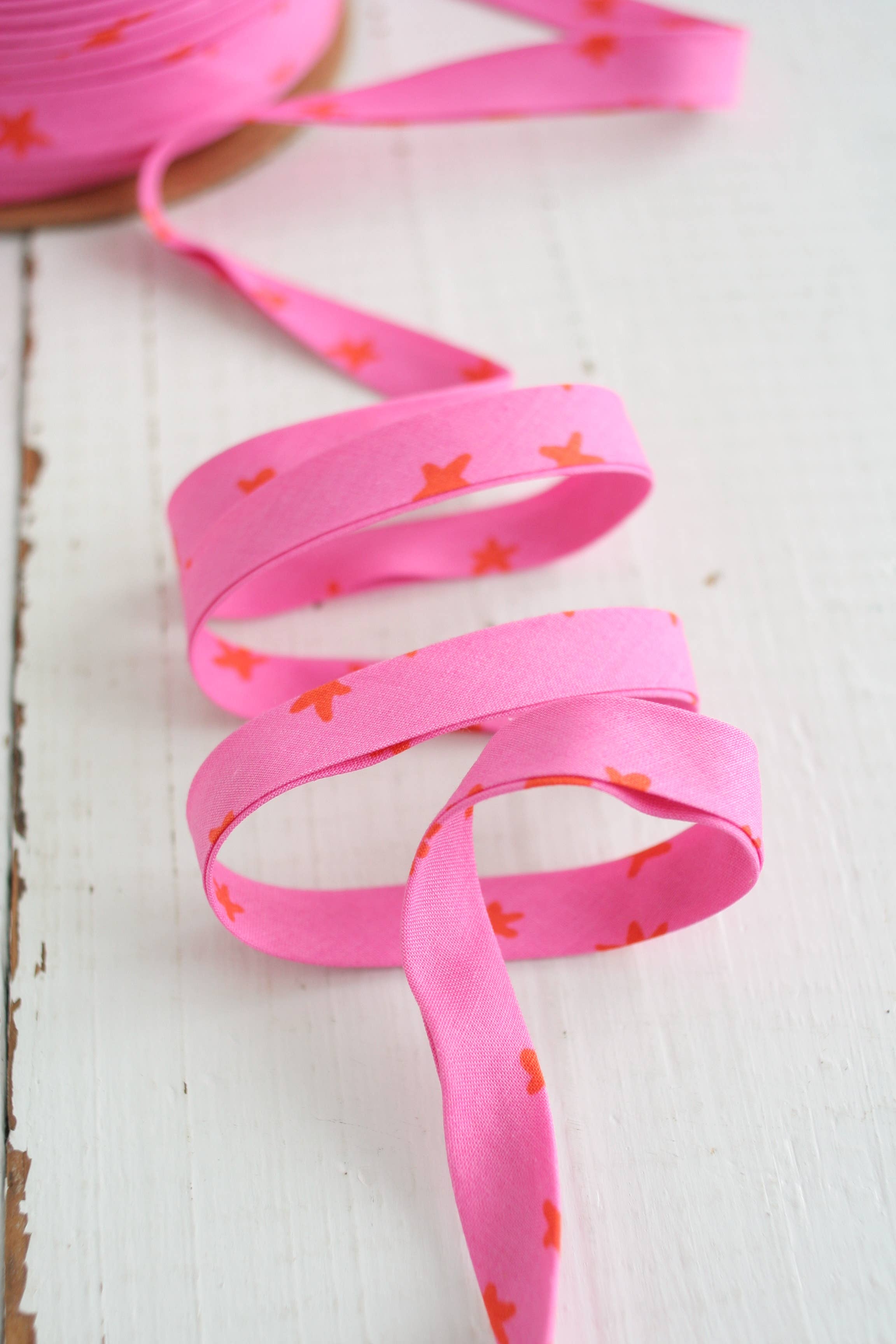 1/2" Double Fold Bias Binding - Starry Vivid Pink Ruby Star