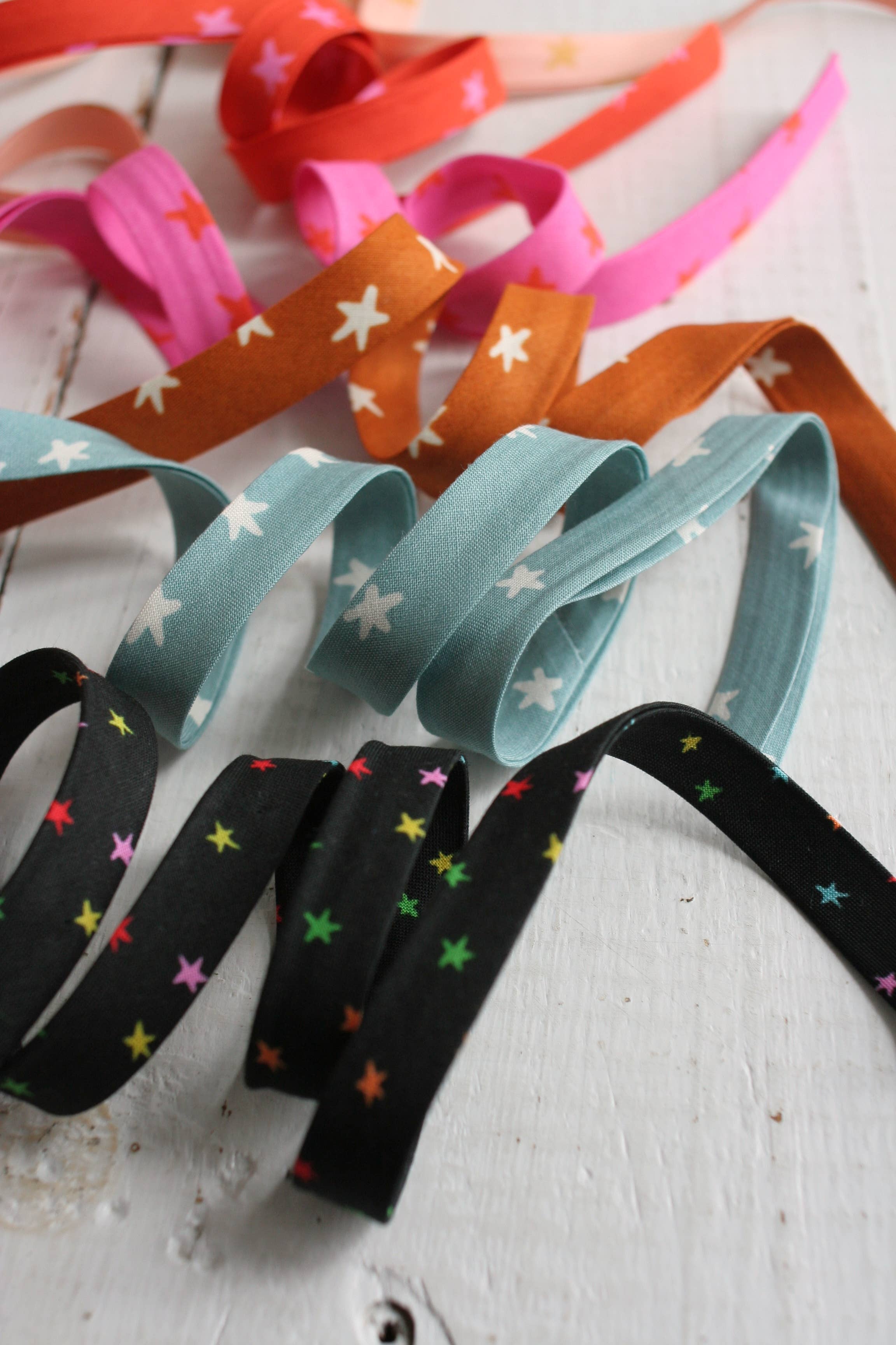 1/2" Double Fold Bias Binding - Starry Mini Vivid Rainbow