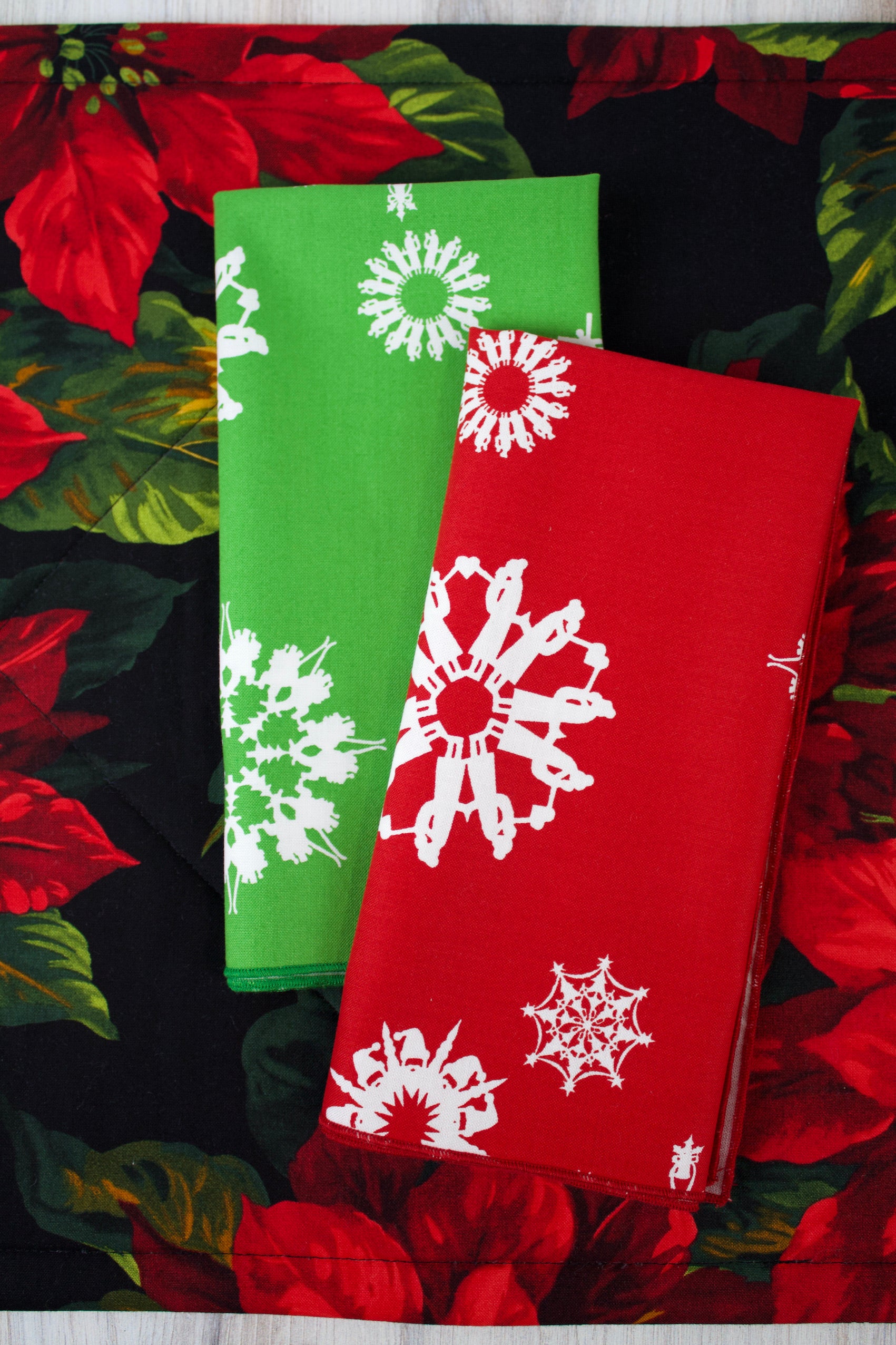 Folksy Flakes Christmas Napkins (Set of 4)-The Blue Peony-Category_Napkins,Category_Table Linens,Color_Green,Color_Red,Department_Kitchen,Material_Cotton,Theme_Christmas,Theme_Winter