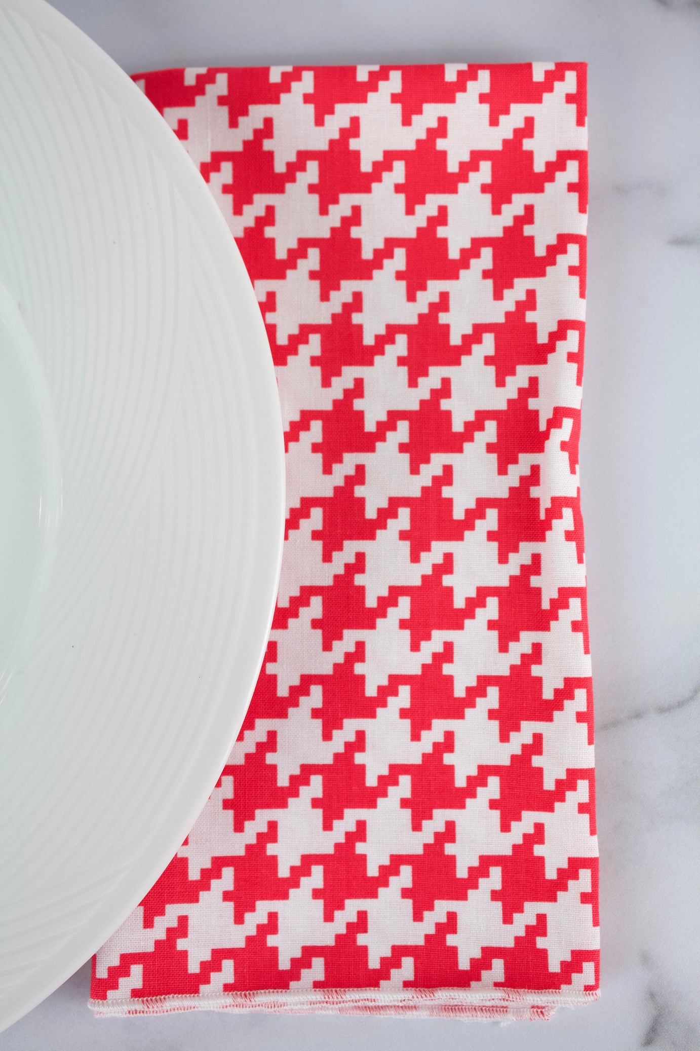 Lipstick Houndstooth Napkins - (Set of 4)-The Blue Peony-Category_Napkins,Category_Table Linens,Color_Pink,Color_White,Department_Kitchen,Material_Cotton,Pattern_Graphic